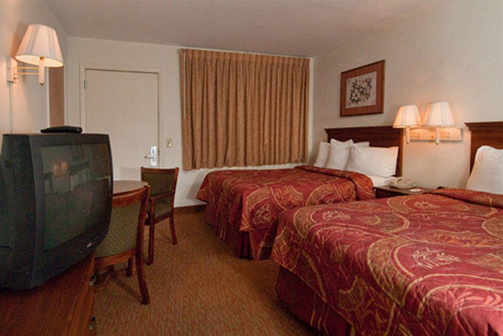 Econo Lodge Cherokee Near River Park Room photo