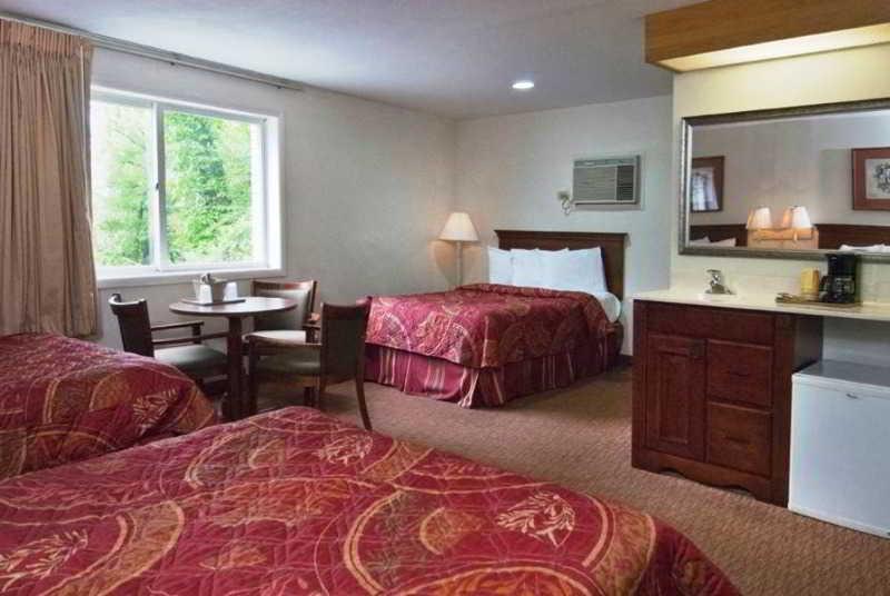 Econo Lodge Cherokee Near River Park Room photo